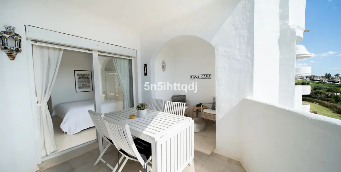 Sale of middle floor apartment in Calahonda 7