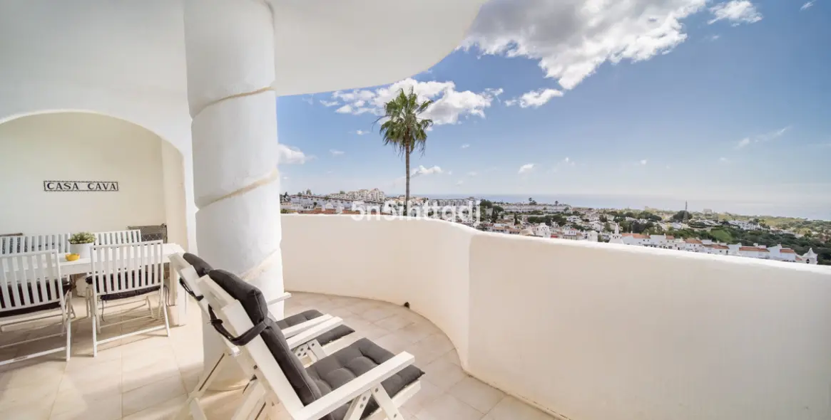 Sale of middle floor apartment in Calahonda 8