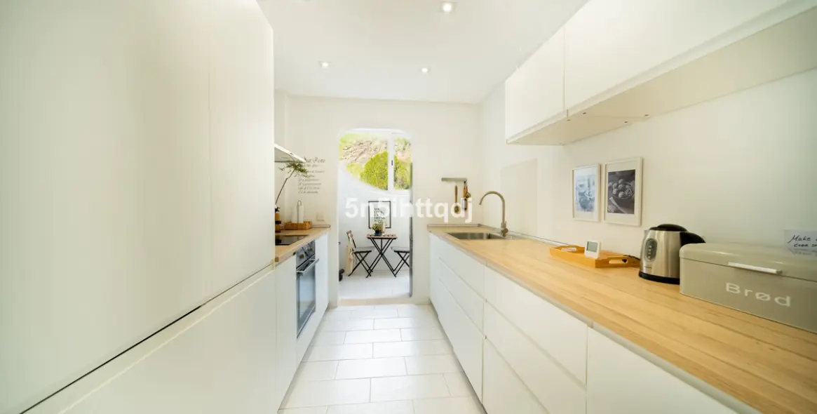 Sale of middle floor apartment in Calahonda 9