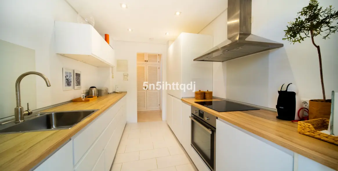 Sale of middle floor apartment in Calahonda 10