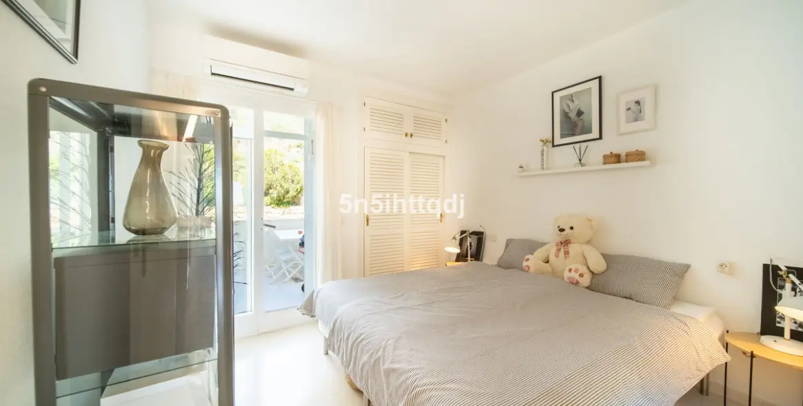 Sale of middle floor apartment in Calahonda 11