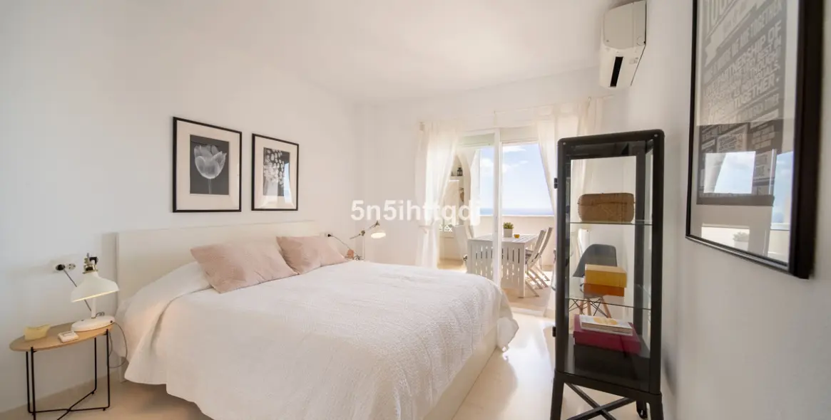 Sale of middle floor apartment in Calahonda 12
