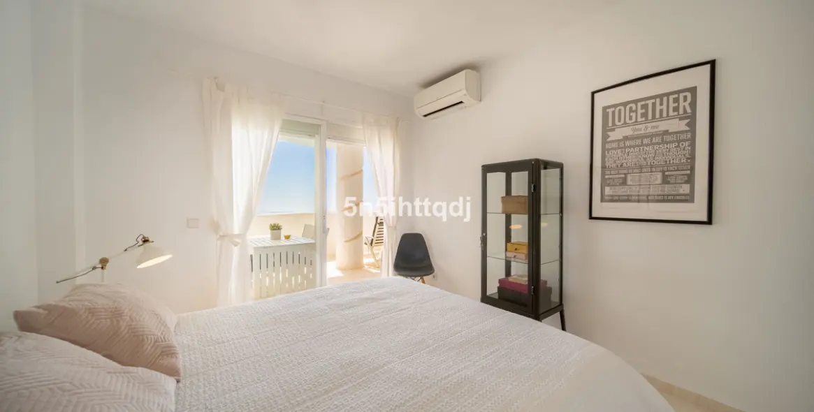 Sale of middle floor apartment in Calahonda 13