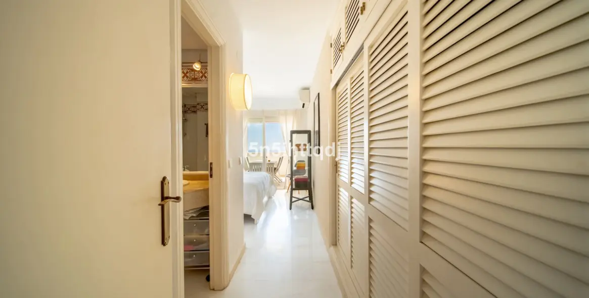 Sale of middle floor apartment in Calahonda 14