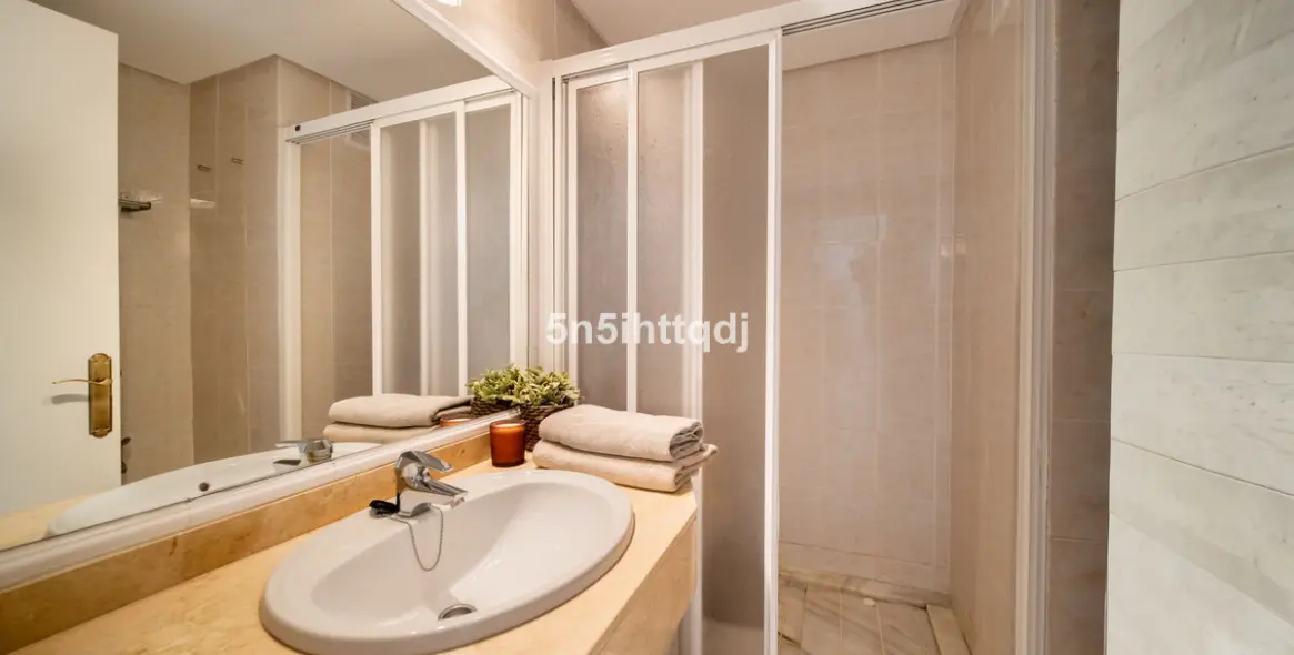Sale of middle floor apartment in Calahonda 15
