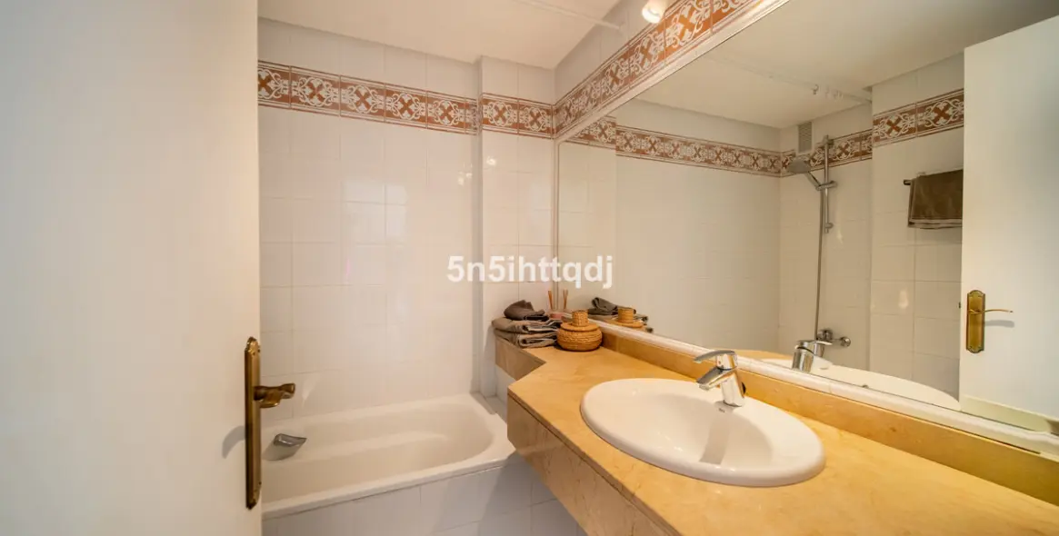 Sale of middle floor apartment in Calahonda 16