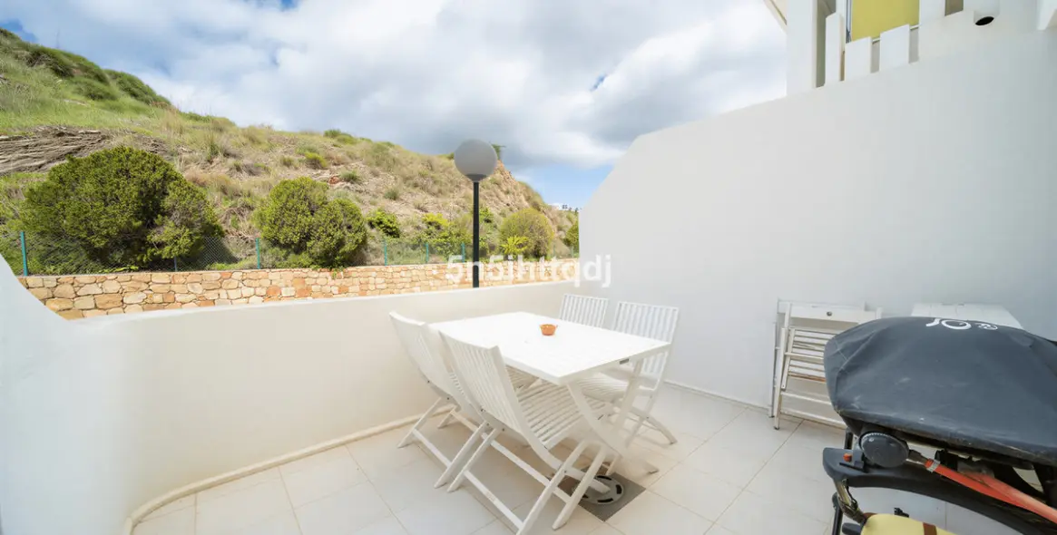 Sale of middle floor apartment in Calahonda 17