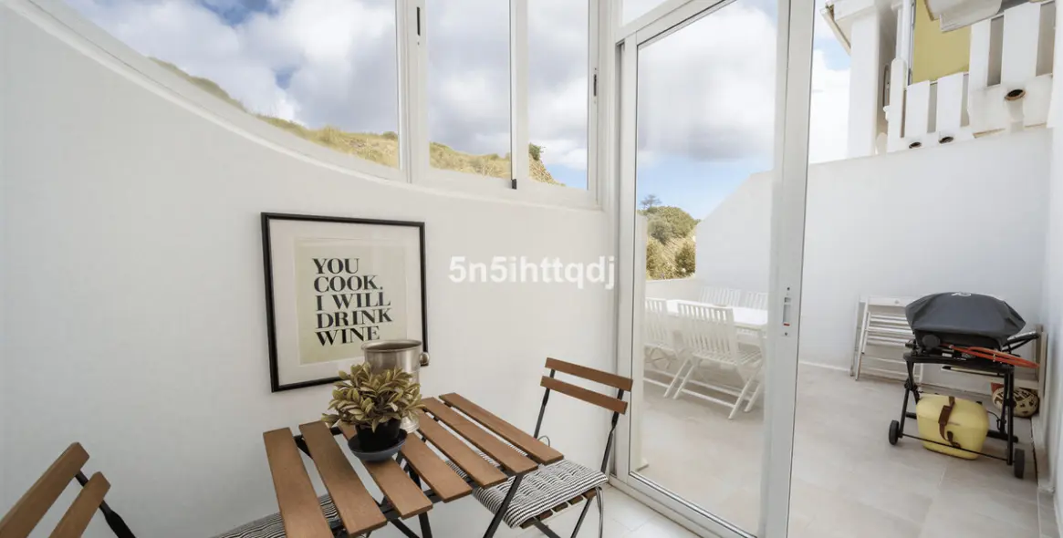 Sale of middle floor apartment in Calahonda 18