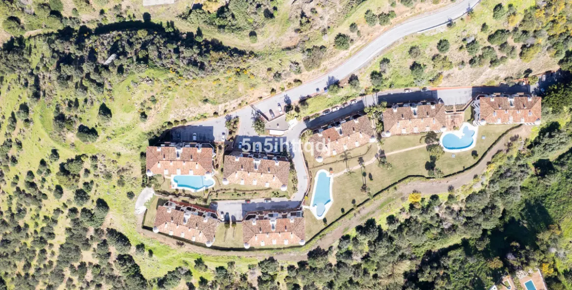 Sale of middle floor apartment in Calahonda 19