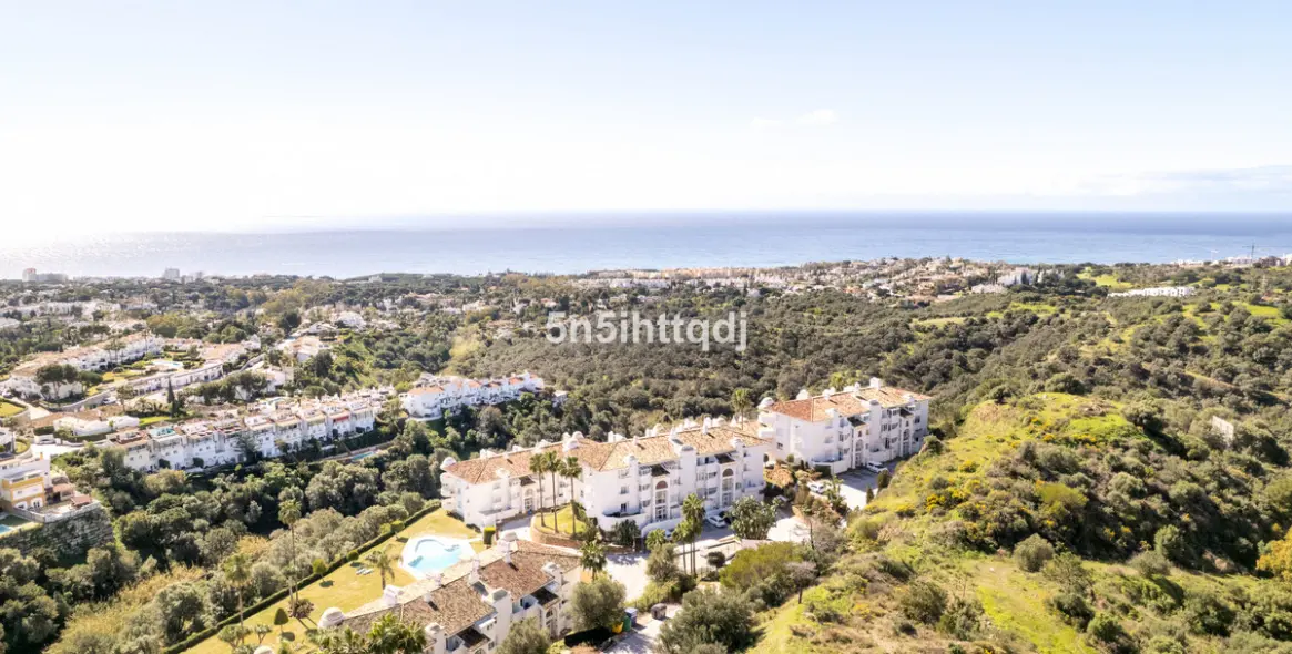 Sale of middle floor apartment in Calahonda 20