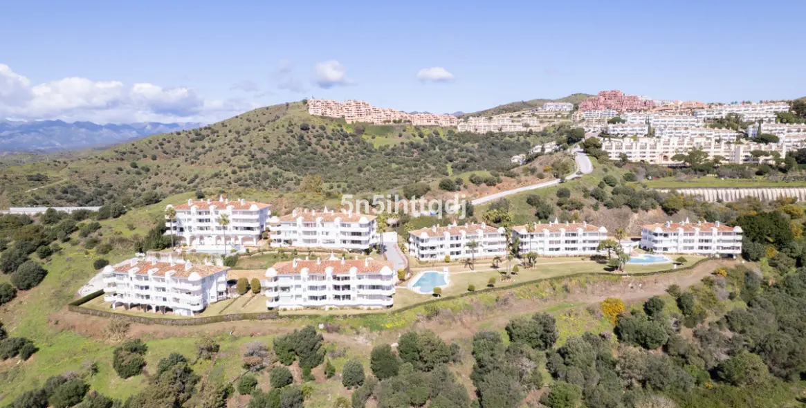 Sale of middle floor apartment in Calahonda 22