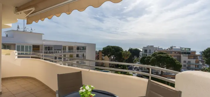 Sale of middle floor apartment in Benalmadena 2