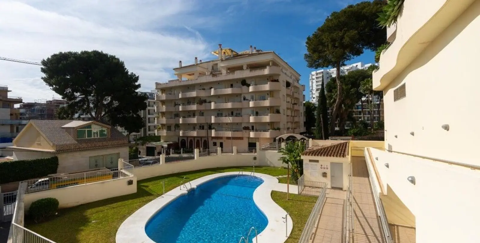 Venta de apartamento en planta media en Benalmadena 2