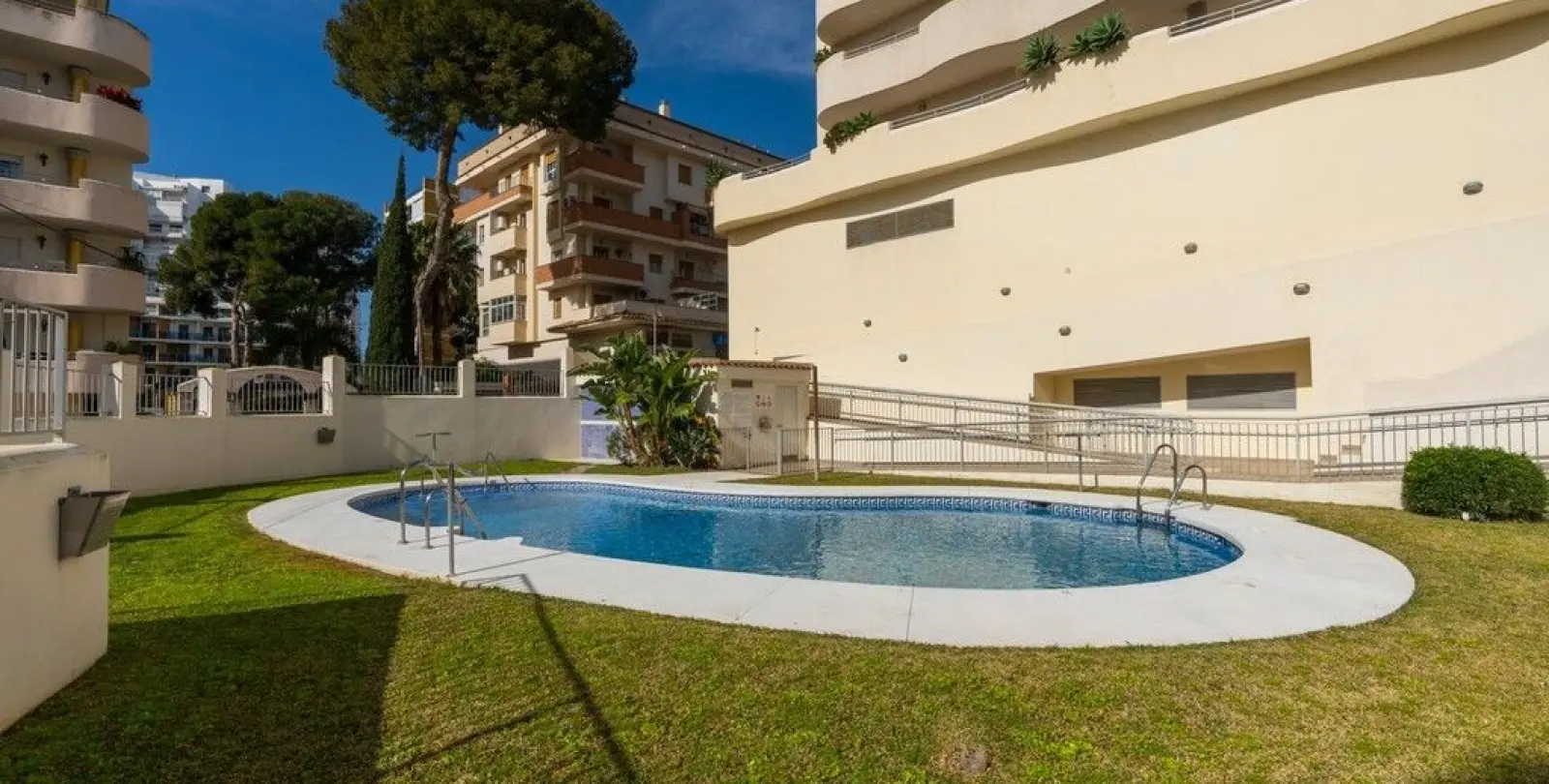 Venta de apartamento en planta media en Benalmadena 11