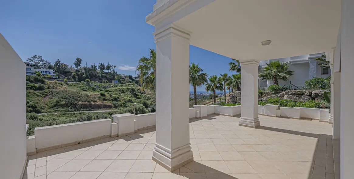 Sale of ground floor apartment in Nueva Andalucía 2