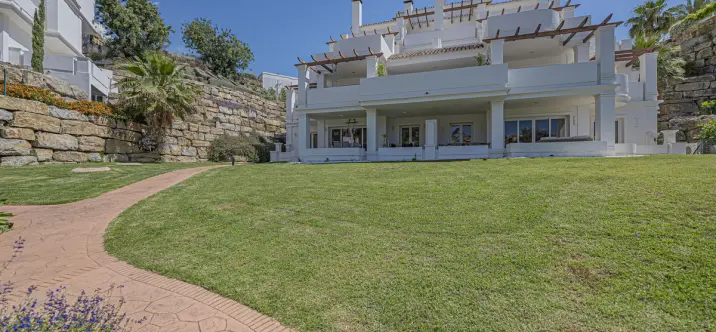 Sale of ground floor apartment in Nueva Andalucía 2