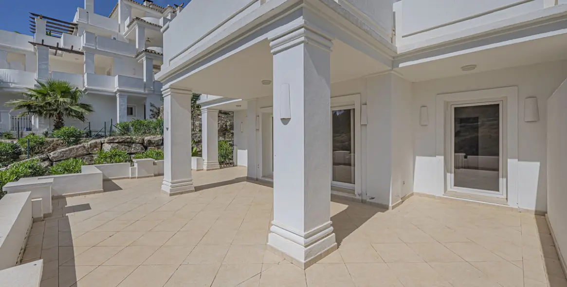 Sale of ground floor apartment in Nueva Andalucía 9