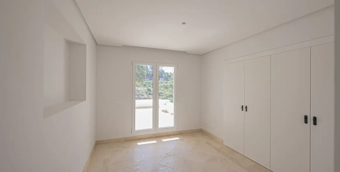 Sale of ground floor apartment in Nueva Andalucía 11