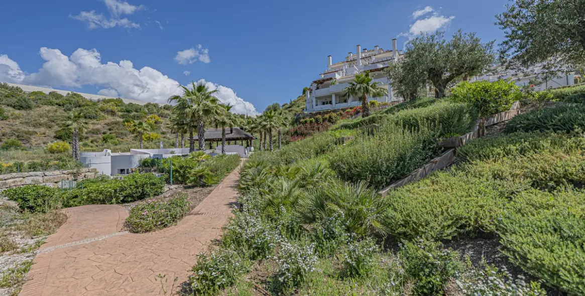 Sale of ground floor apartment in Nueva Andalucía 12