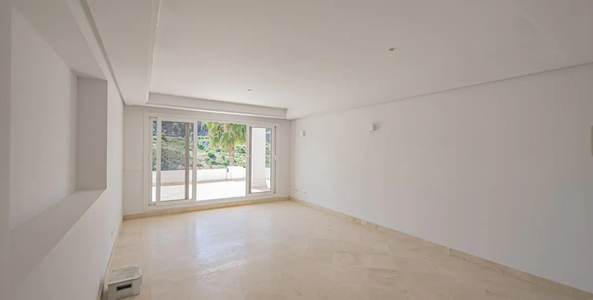 Sale of ground floor apartment in Nueva Andalucía 14
