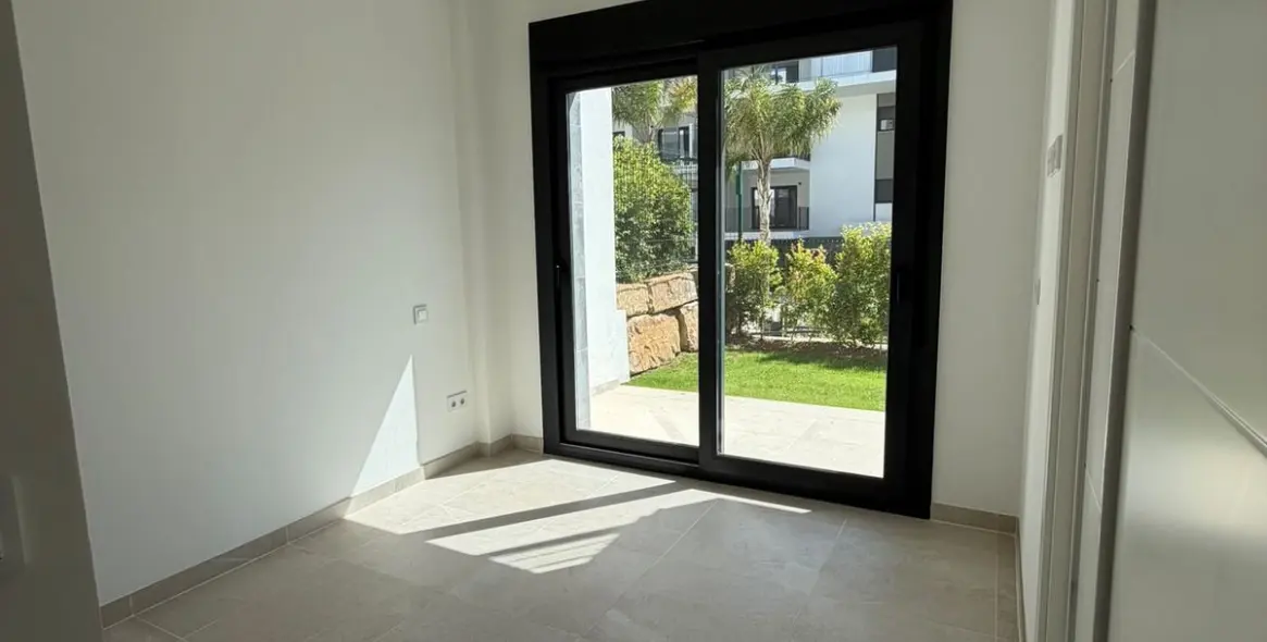 Sale of ground floor apartment in Estepona 101