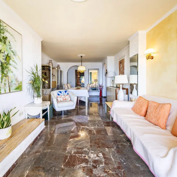 Sale of middle floor apartment in Fuengirola