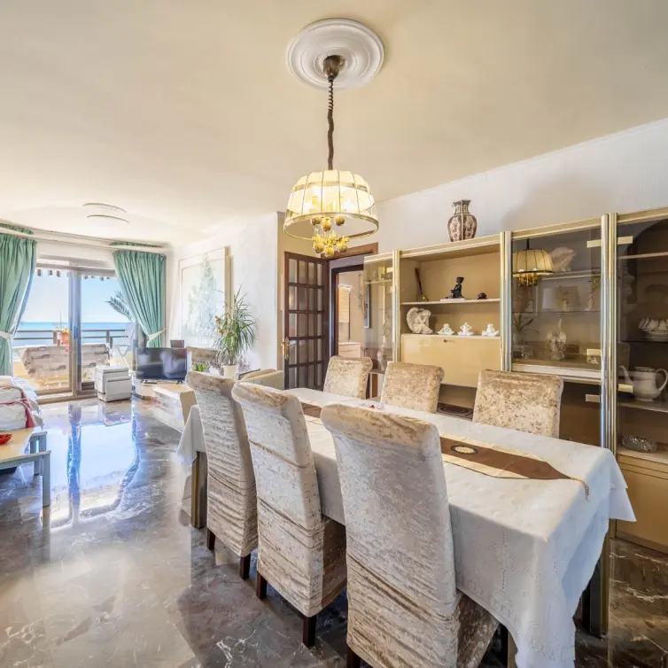 Sale of middle floor apartment in Fuengirola