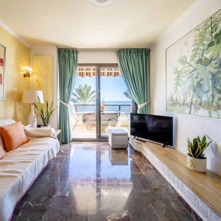 Sale of middle floor apartment in Fuengirola