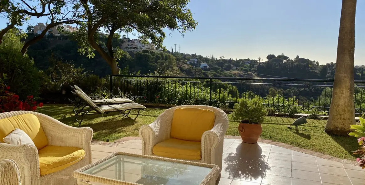 Sale of ground floor apartment in Elviria 1