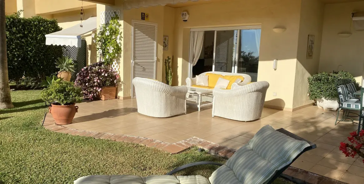 Sale of ground floor apartment in Elviria 2