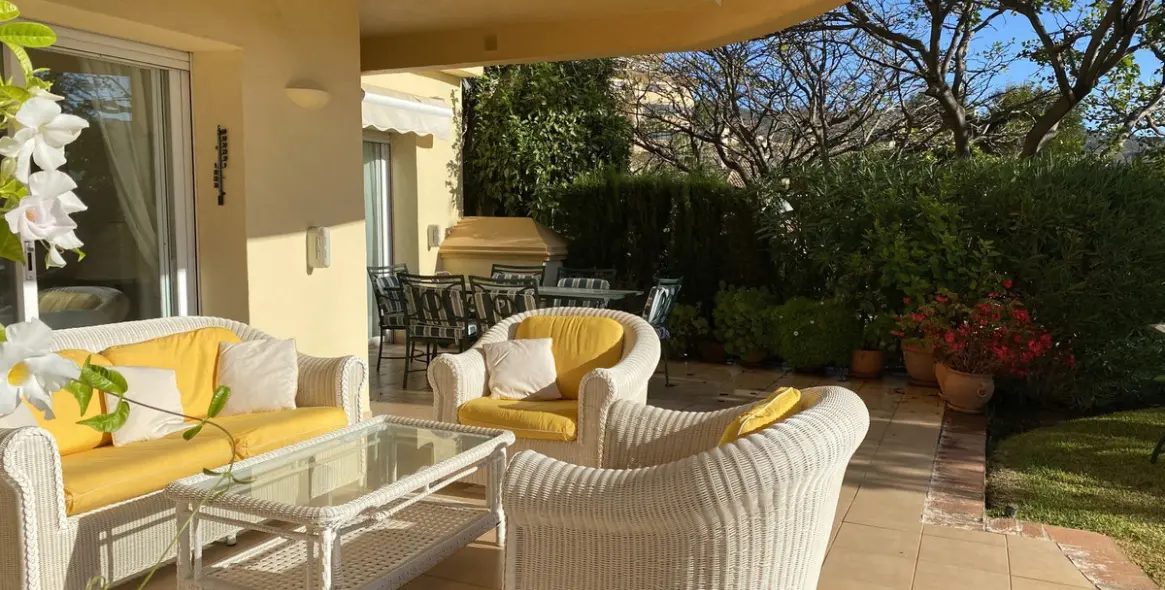 Sale of ground floor apartment in Elviria 3