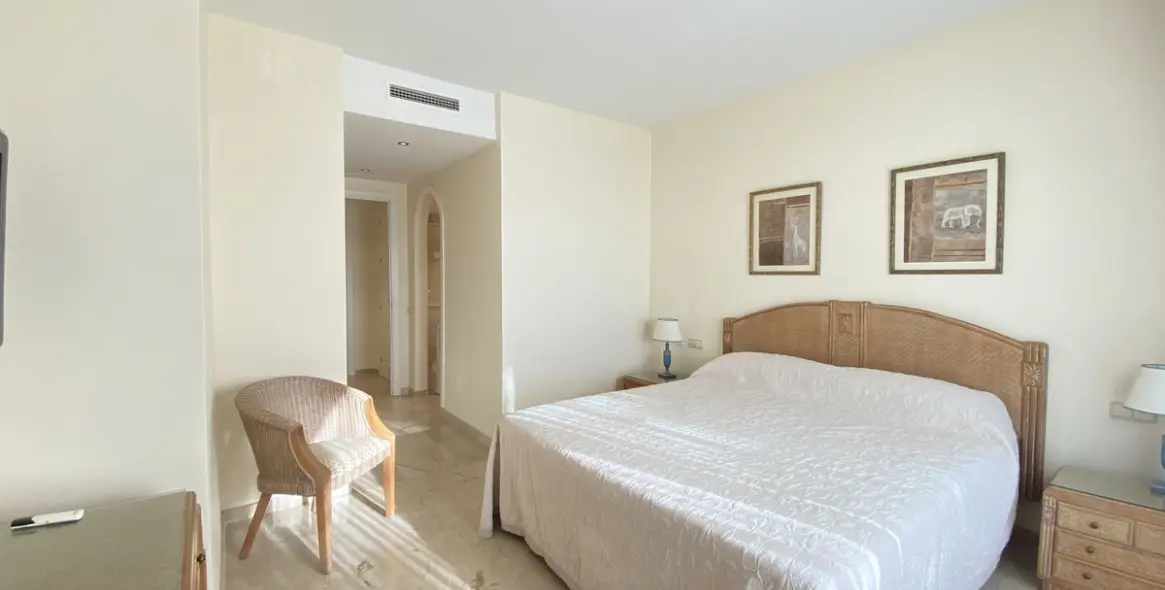 Sale of ground floor apartment in Elviria 8