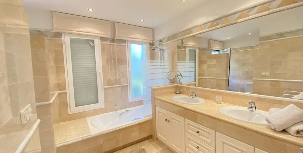 Sale of ground floor apartment in Elviria 9