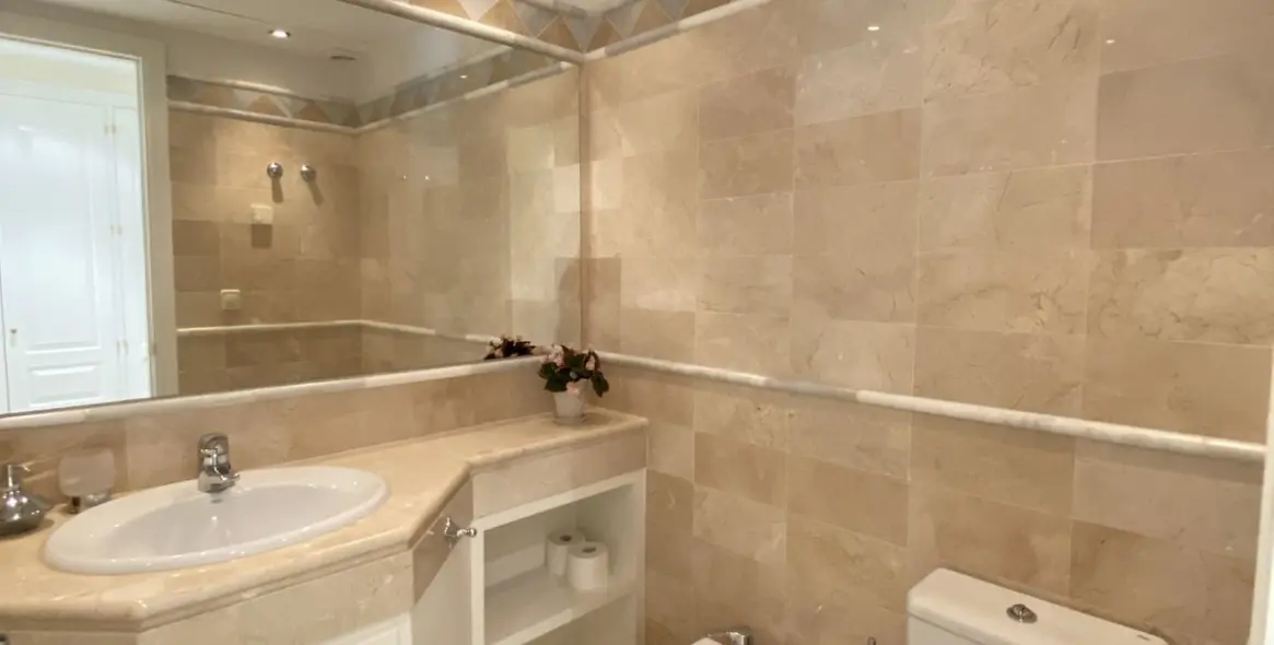 Sale of ground floor apartment in Elviria 11