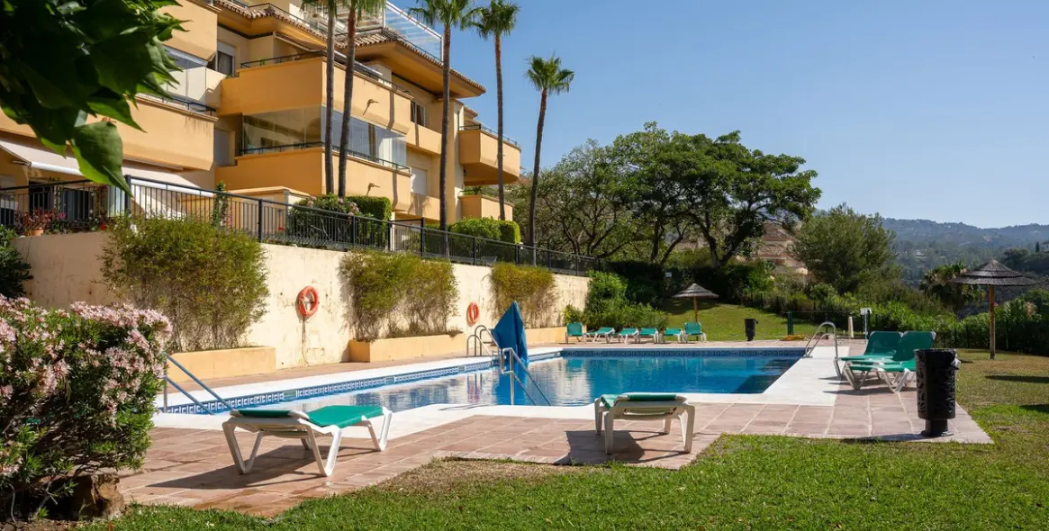 Sale of ground floor apartment in Elviria 18