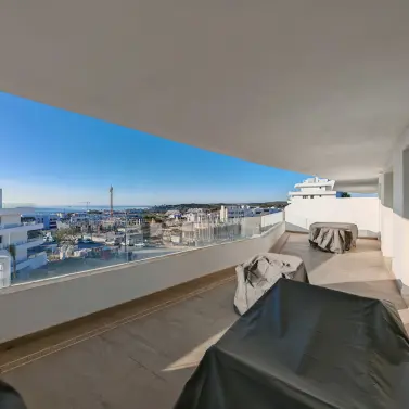 Продажа двухуровневого пентхауса в Estepona