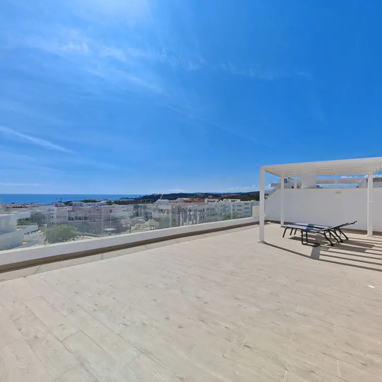 Venta de ático dúplex en Estepona