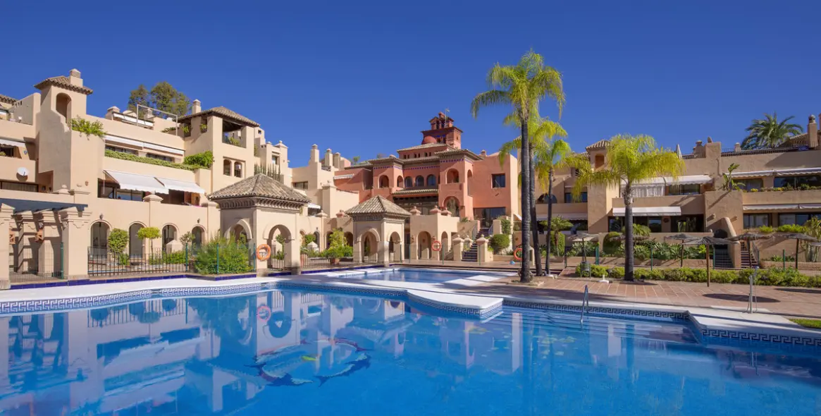 Sale of penthouse duplex in Estepona 1