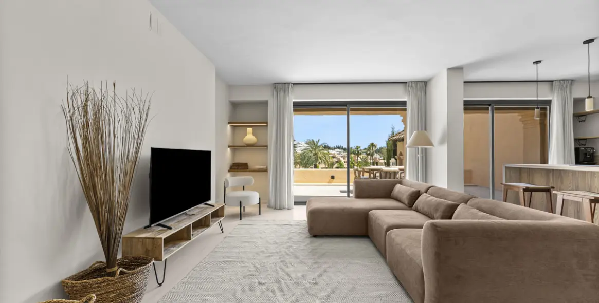 Sale of penthouse duplex in Estepona 2
