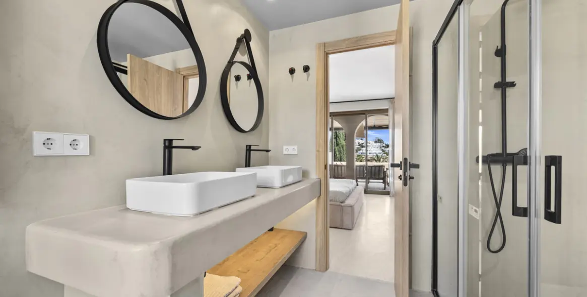 Sale of penthouse duplex in Estepona 18