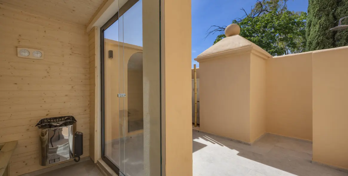 Sale of penthouse duplex in Estepona 35