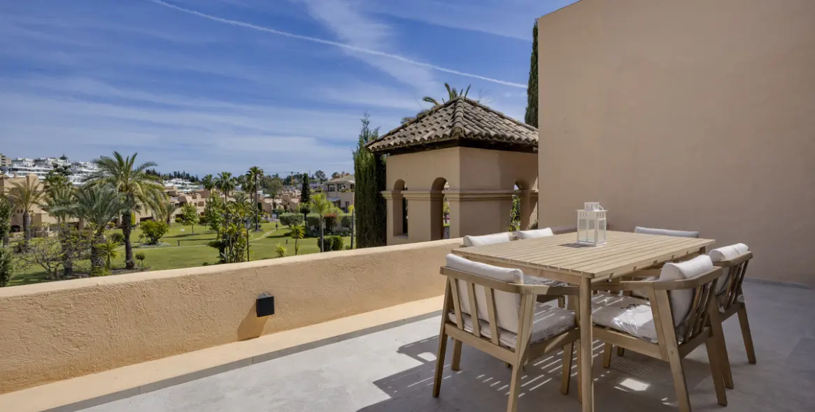 Sale of penthouse duplex in Estepona 37
