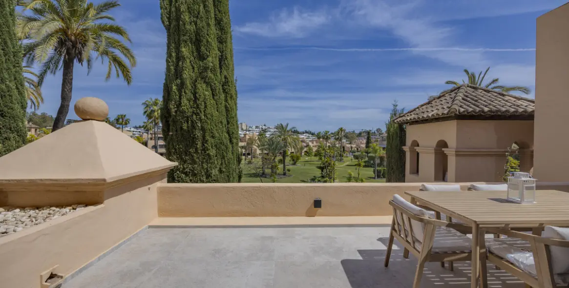 Sale of penthouse duplex in Estepona 40