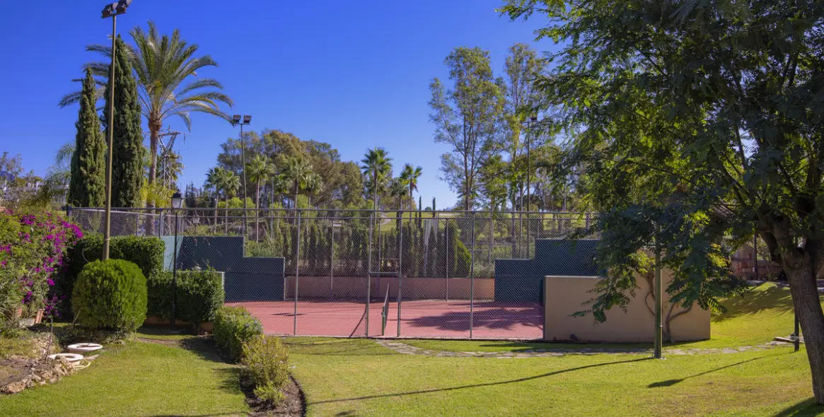 Sale of penthouse duplex in Estepona 52