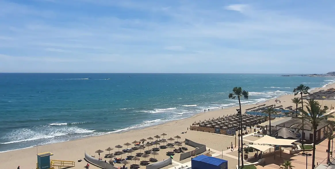 Sale of middle floor apartment in Fuengirola 1