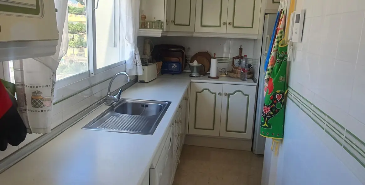 Sale of middle floor apartment in Fuengirola 13