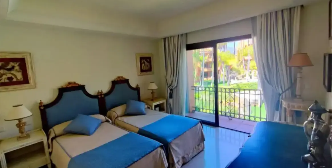 Sale of penthouse duplex in Nueva Andalucía 11