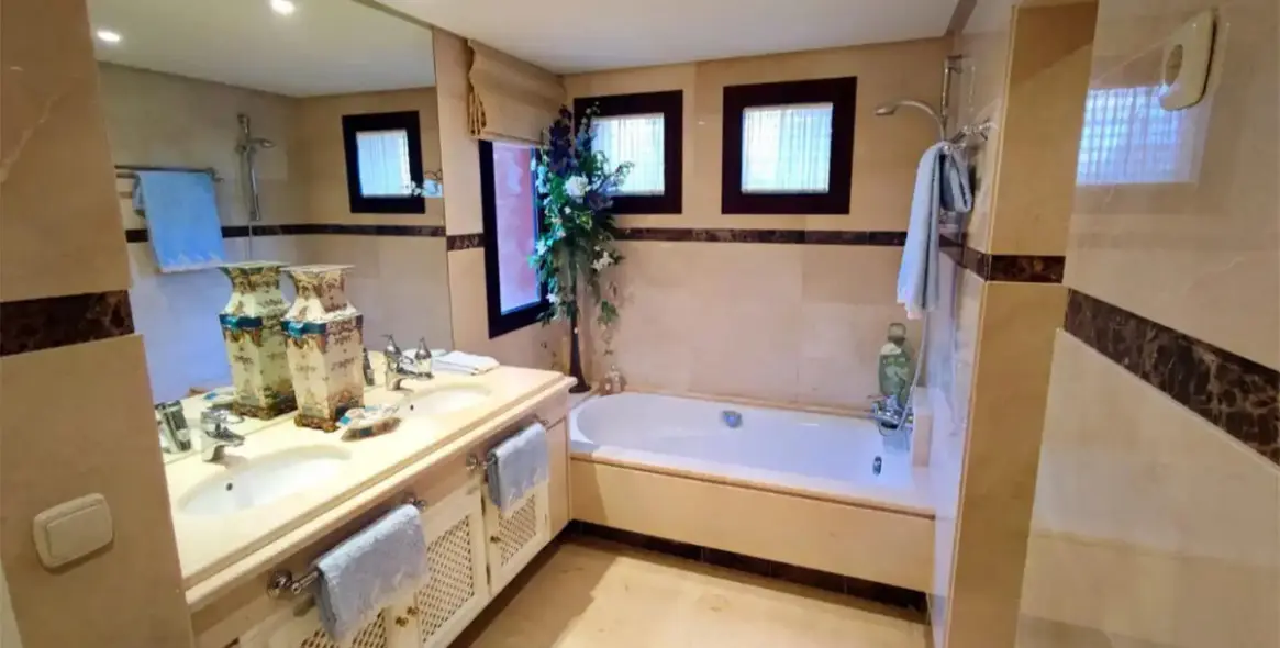 Sale of penthouse duplex in Nueva Andalucía 16