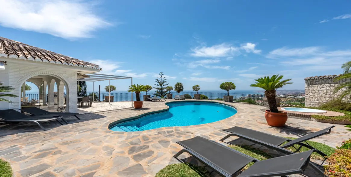 Продажа  отдельно стоящей виллы в Benalmadena 2