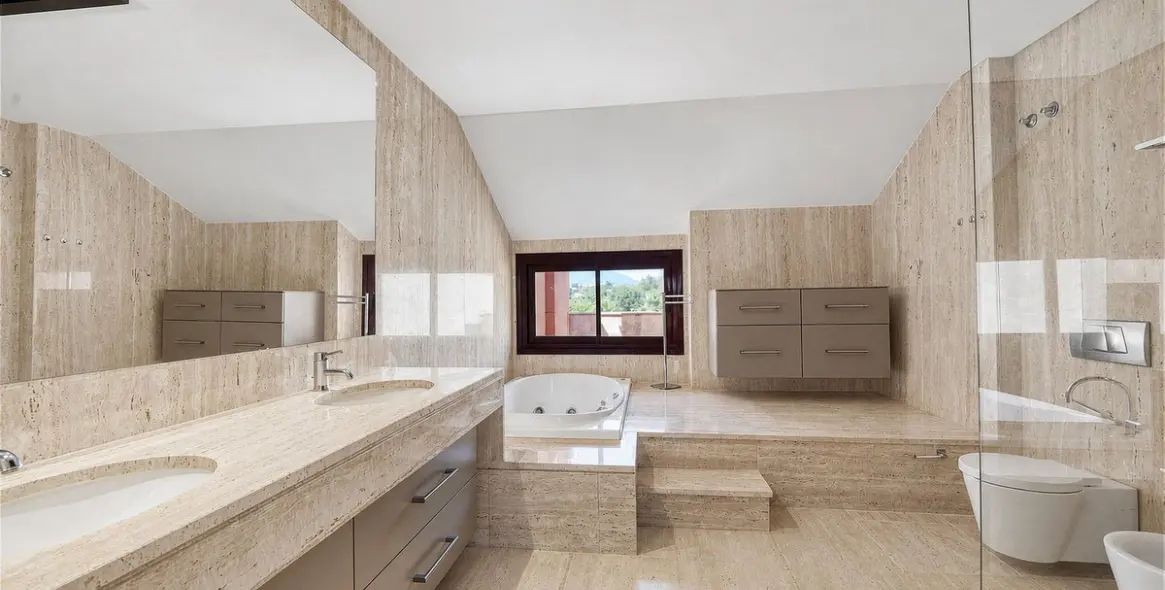 Sale of penthouse in Puerto Banús 15